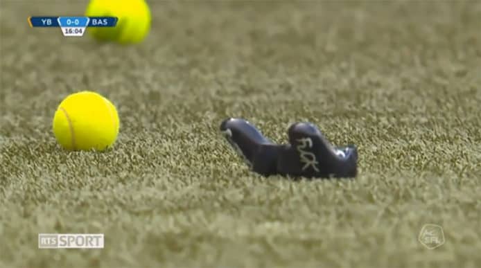 抗議球會投資電競   瑞士球迷怒擲手掣到球場