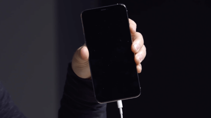 iPhone XS 用戶投訴主機不能自動充電　iOS 12 有 BUG？