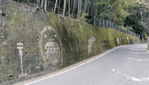 青苔製野外吉卜力壁畫賀聖誕？日本現龍貓、天空之城神秘圖案