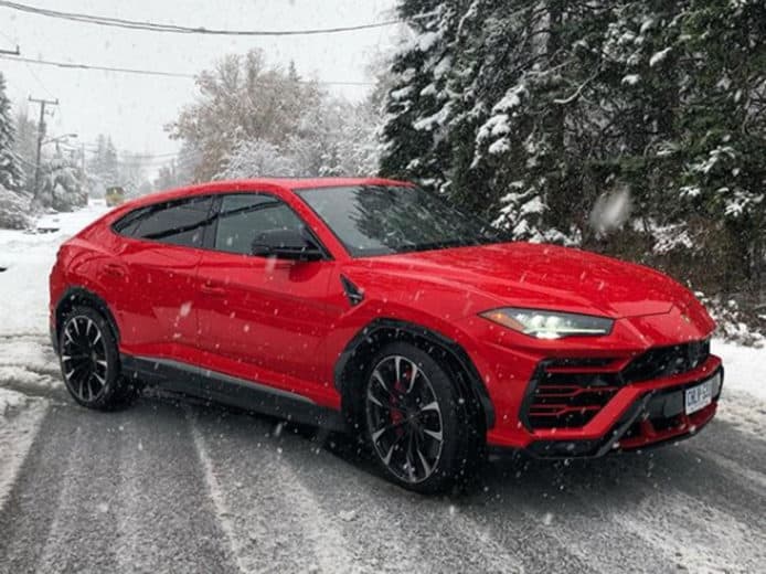 林寶堅尼 SUV 影音系統現低級錯誤   被車主貼圖投訴