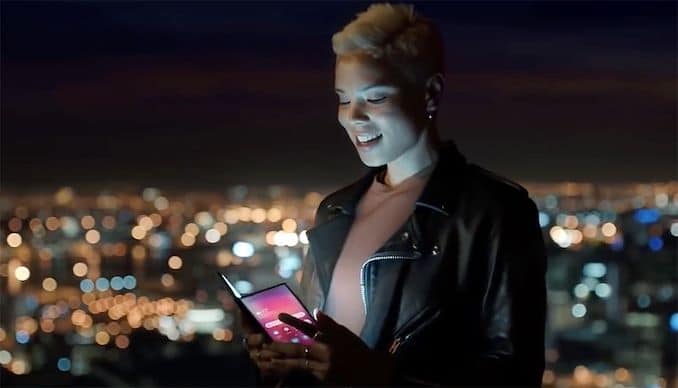 三星Galaxy F 對摺手機真身官片曝光