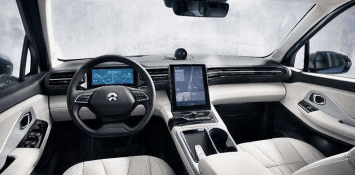 中國電動車車主路上誤按系統更新　擺停2小時連車窗也開不到