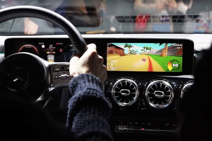 【有片睇】真車玩《Mario Kart》？　Benz 多媒體系統以真車軚盤打機