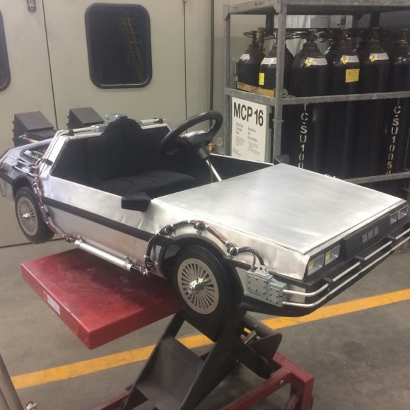 【有片睇】超窩心！外國爸爸為女兒自製《回到未來》Delorean DMC 12 電動車