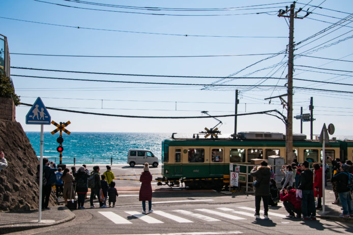 《男兒當入樽》打卡位太多人　日本鎌倉市禁止遊客危險拍照