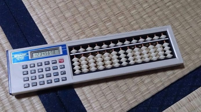 50 年前 Sharp 電子計數機兼具算盤    網民倉底大發現   不信電子結果可用算盤驗證