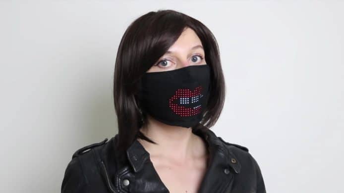 Oculus 產品經理設計   內置 LED 口罩可展示笑臉