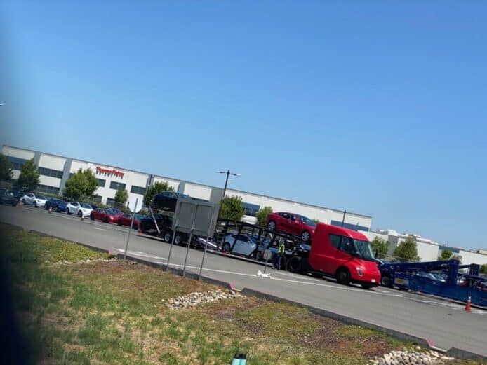 Tesla Semi 電動拖頭   投入服務運載 Model 3 交車