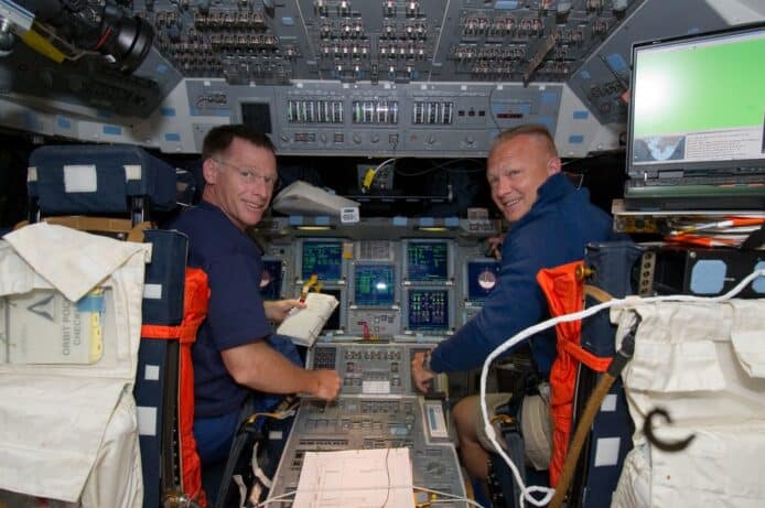 SpaceX NASA 新舊太空船艙對比　新艙設備似未來科幻電影