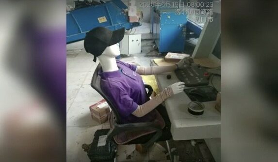 用假人查包裹   中國河南中通速遞站被舉報