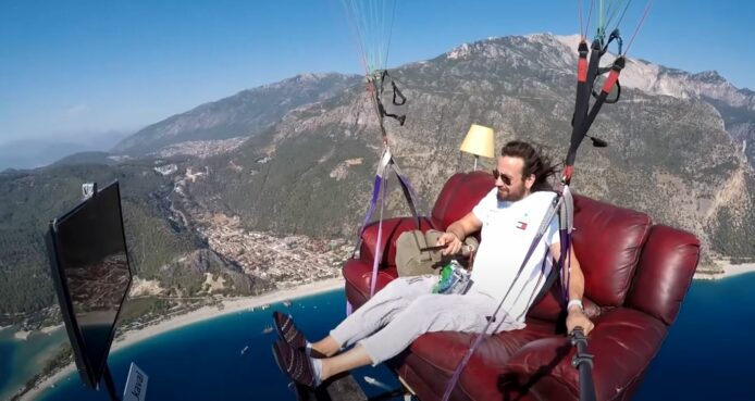 【有片睇】坐沙發食薯片跳傘降落   YouTuber為搏點擊率無綁安全帶