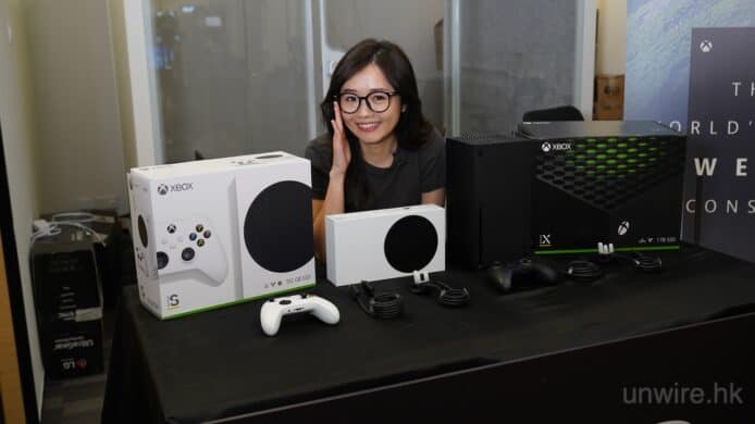 XBOX Series X / S  香港行貨開箱評測： 價錢、體積比較及背面 USB / LAN 接口展示