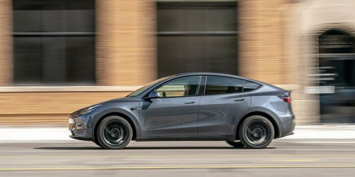 Tesla Model Y 外媒實測    成人坐第三排會頭頂玻璃