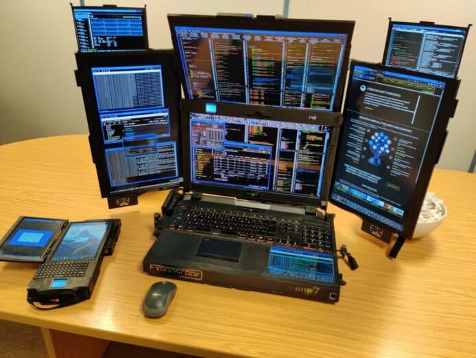 7 熒幕手提電腦　4 個 4K Mon + 重 26 磅