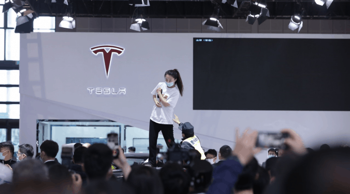 Tesla 維權車主被懷疑超速     行車數據曝光後控告侵犯私隱