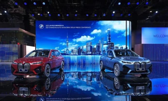 BMW iX 純電豪華 SUV 登場    一體化錶板中控台 + iDrive 8 及 5G通訊