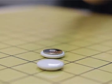 網民用 64 個 AirTag 玩五子棋    豪擲 $13,000 拍片