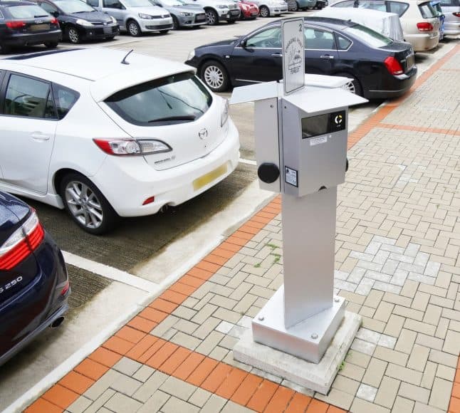 全港首個露天錶位充電站啟用     一個充電站設3個充電器 + 設於梅窩