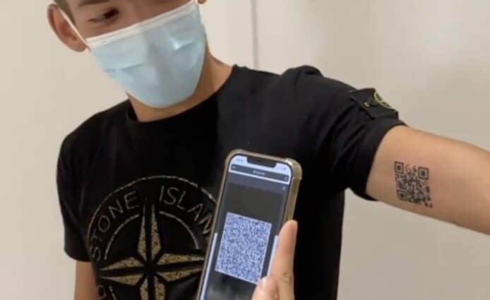 意大利人 QR 二維碼紋上身　連結「歐盟疫苗護照」