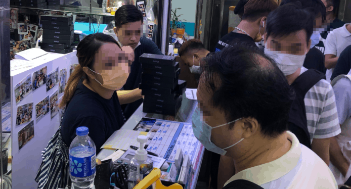 先達iPhone 13回收價每部貴$1500   現場出現超長放機人龍