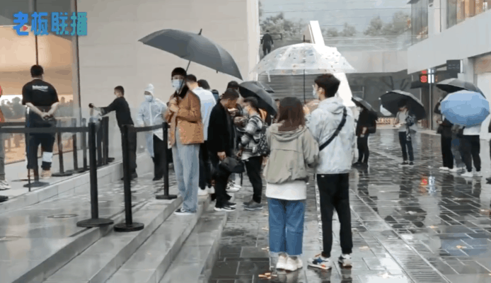 北京 Apple Store 大排長龍   13 Pro 系列現炒價