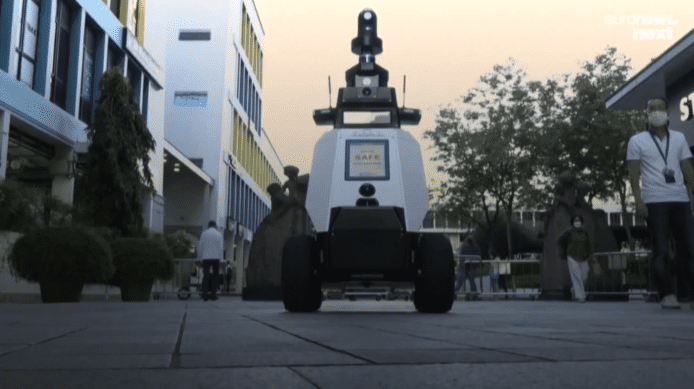 新加坡機械人 Xavier 巡邏街道    檢測市民「不良社交行為」