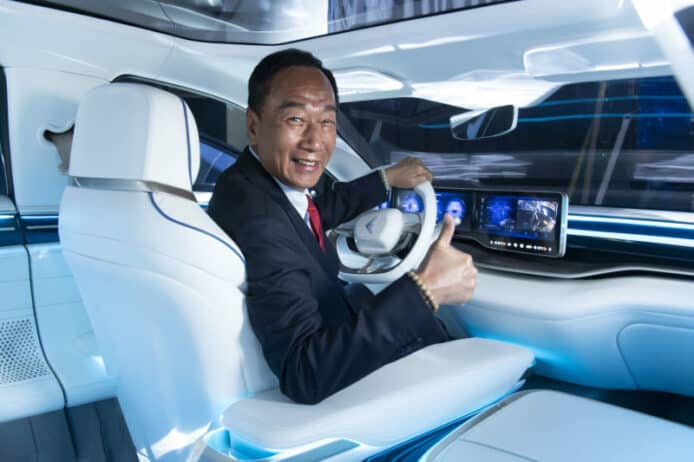 郭台銘親自駕駛 Model E 亮相     台灣鴻海發表三款電動車