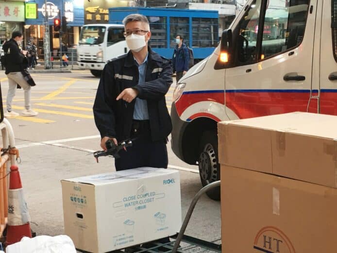 不明無人機停警車前不動   警員上前執起未見駕駛員