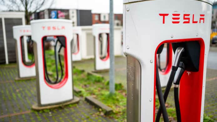 Tesla為減低對中國依賴 與澳洲石墨礦商簽協議確保供應穩定