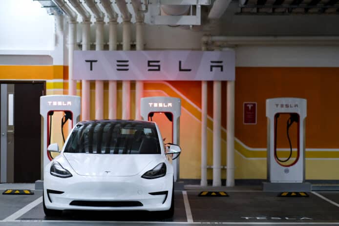 Tesla 新界西最大充電站啟用 荃灣 Plaza 88 提供逾30個充電器