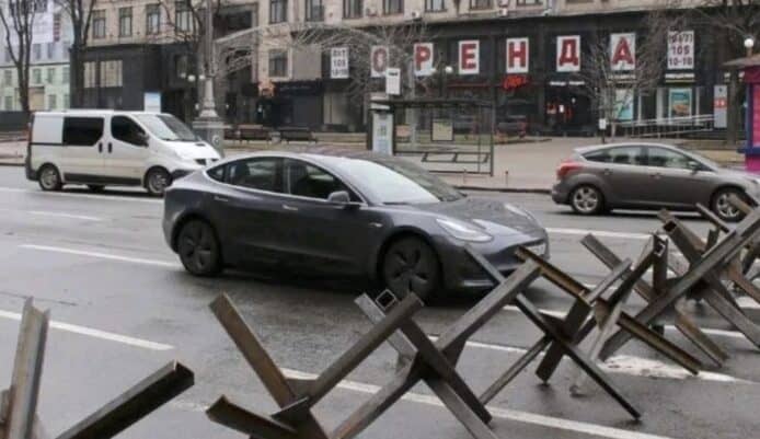 Tesla 露營模式助烏克蘭人求生　電動車化身流動電源