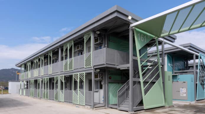 竹篙灣設立 DSE 考場     監考員透過熒幕實時監察考生