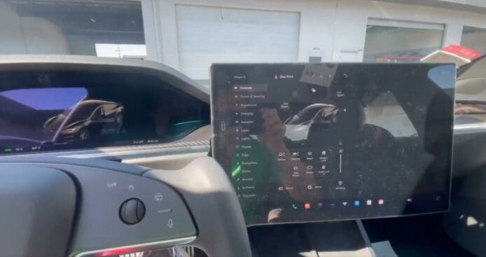 Tesla Model S/X 摩打側向翻轉屏幕 靈活對準駕駛者視線