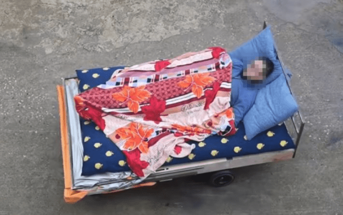 39 歲中國男發明「電動床車」  達成瞓住返學夢想