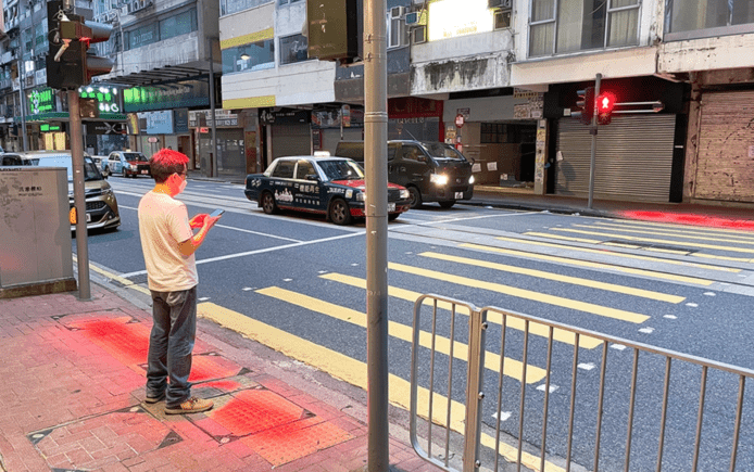 紅色射燈提醒行人不可過馬路     運輸署六個月試驗新輔助裝置
