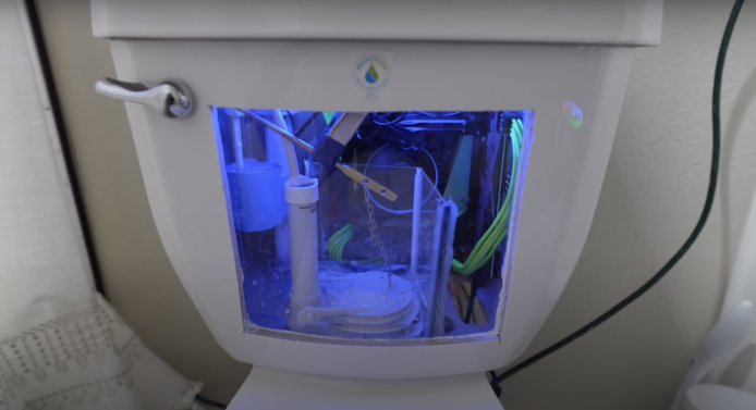 YouTuber 將馬桶改造成打機電腦     電競級硬件如廁時邊玩FPS