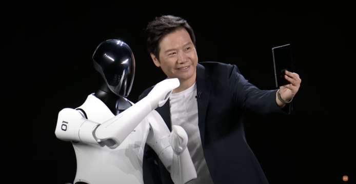 小米首款人型仿生機械人亮相   可感受人類情緒