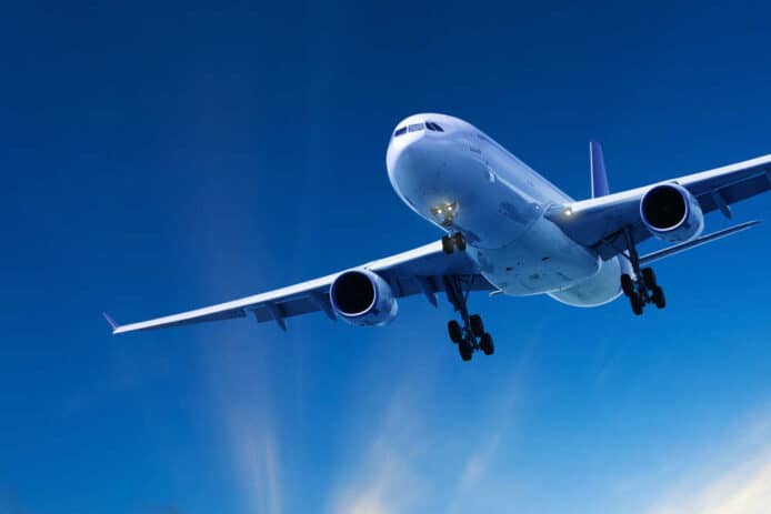 飛機上 AirDrop 傳裸照    機長廣播叫停：否則原機折返