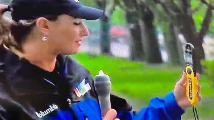 美國記者風暴期間戶外直播   巧妙以安全套保護咪高峰