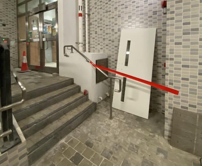 皇后山邨被棄置廚房門藏晶片  網民：房屋署一掃即知誰丟棄