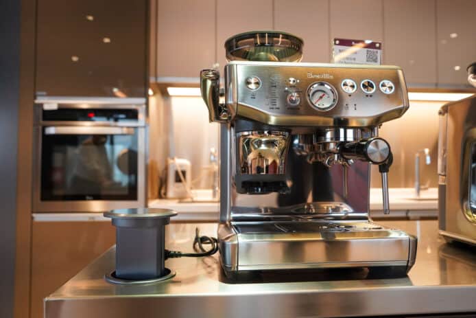 Breville the Barista Express Impress 意式咖啡機登場　磨豆填壓一體化
