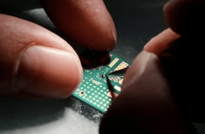 ARM 先進新晶片停售至中國    阿里巴巴等被英美出口協議波及