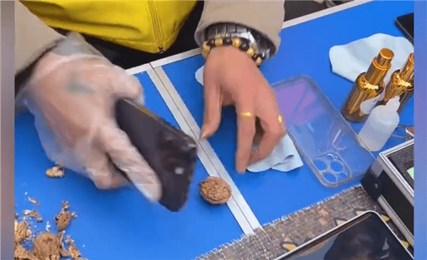 店員未經機主同意 用 iPhone 碎核桃     回家後發現屏幕有裂痕