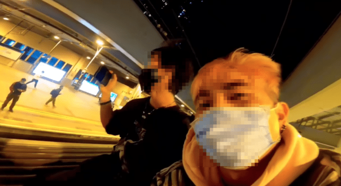 港青年跳上輕鐵車頂、天秤航拍倒數影片     警方以「故意危害安全」等罪拘捕 3 男