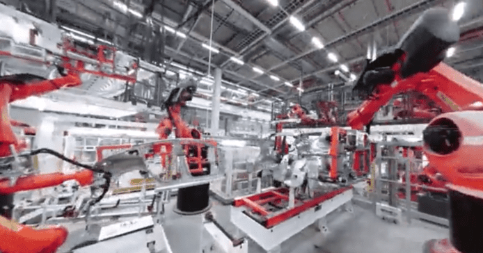Tesla 柏林電動車生產線公開    詳睇「哥斯拉」大型工業機械人