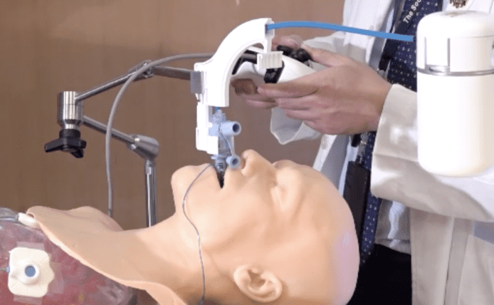 中大成為全球首間院校     操作機械人輔助治療肺腫瘤