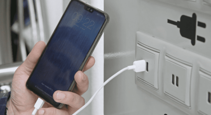 FBI 警告勿使用公共充電站   被黑客侵入電腦、手機機會高