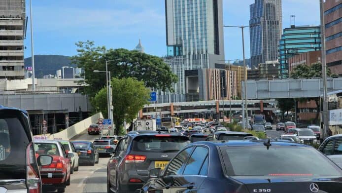 紅隧實施易通行 羅淑佩：紅隧可一直可前進不算塞車  網民：唔通行紅隧要向後行