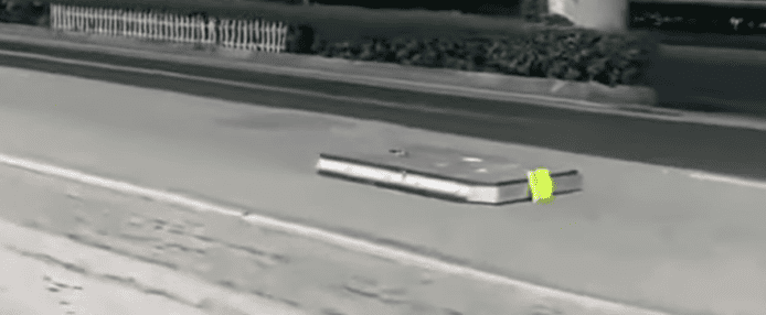 中國共享電動車電池整個跌在馬路上  可換電電動車安全問題存疑