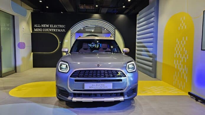 全新電動 MINI Countryman 抵港   OLED 圓形資儀表板 + 投影氣氛燈及可變剎車燈